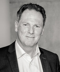 Harry Odenthal steht im Firmengebäude