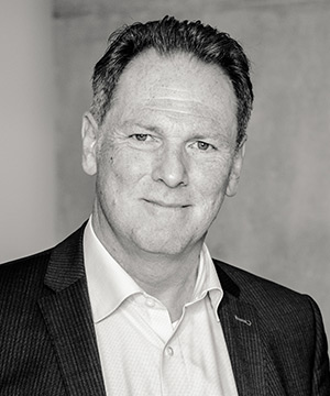 Harry Odenthal steht im Firmengebäude