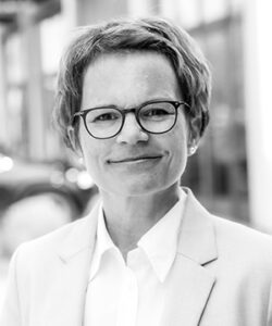 Marion Breuer steht vor dem Firmengebäude